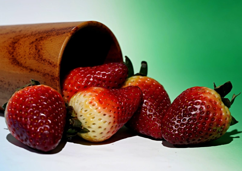 Grüntee Erdbeer Lichee mit frischen, saftigen Erdbeeren