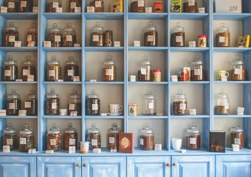 Teegläser mit losem Tee in hellblauer Schrankwand