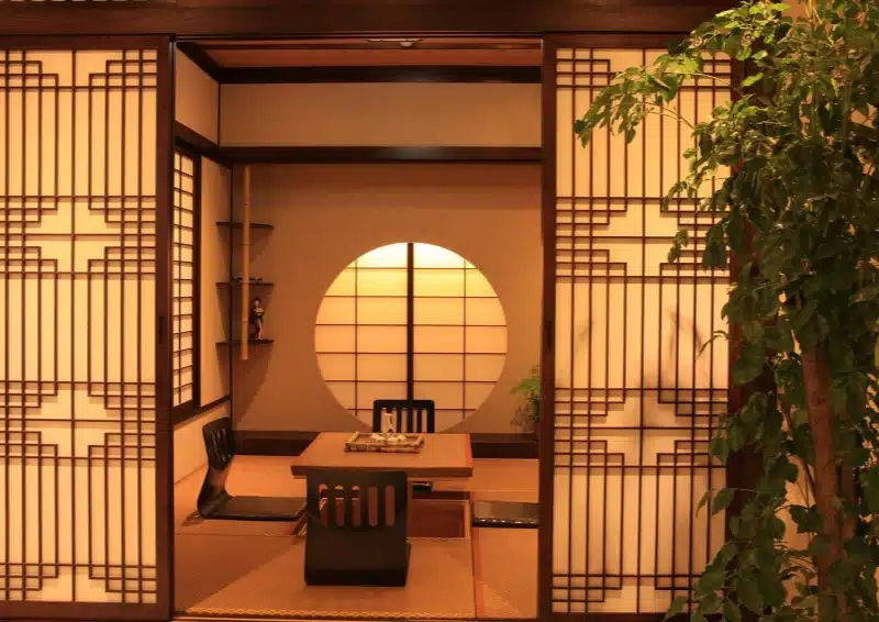 Japanische Teezeremonie in traditionellem Teeraum mit Tatami