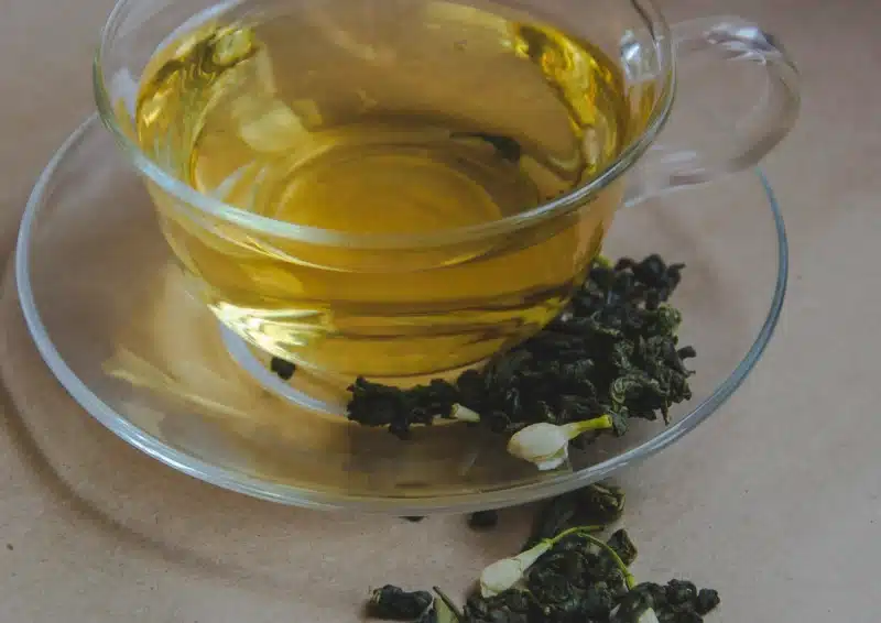 Glas grüner Tee – kann grüner Tee die Zähne verfärben