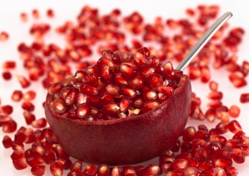 Weißer Tee Granatapfel Cassis Aloe Vera mit frischem Granatapfel