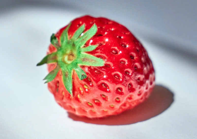 Früchtetee Erdbeer Sahne  mit frischen Erdbeeren