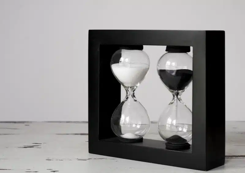 Ziehzeit von Tee mit Sanduhr einstellen