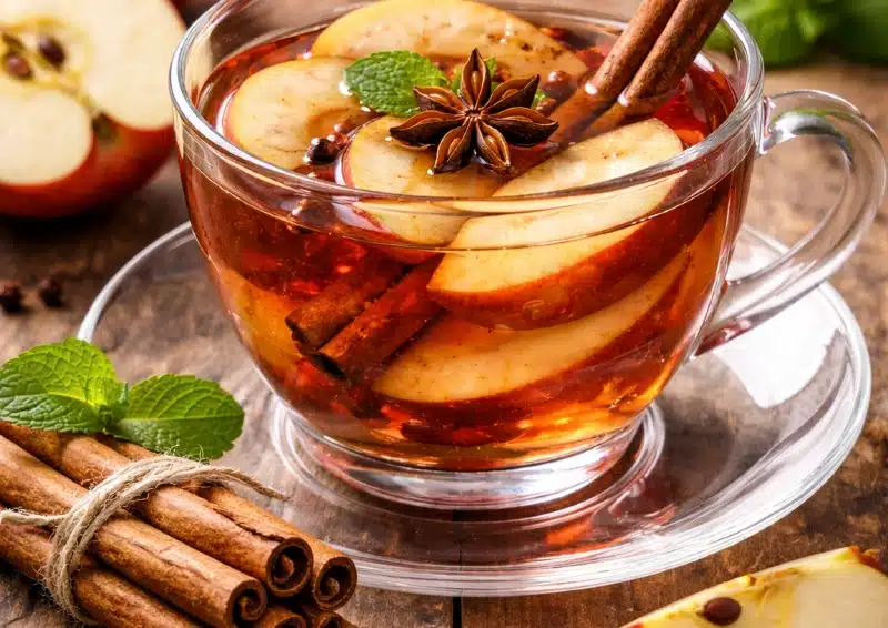 Apfelstücke und Zimtstangen im Früchtetee Apfel Zimt