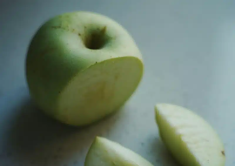 Apfelstücke im Früchtetee Apfel Zitrone