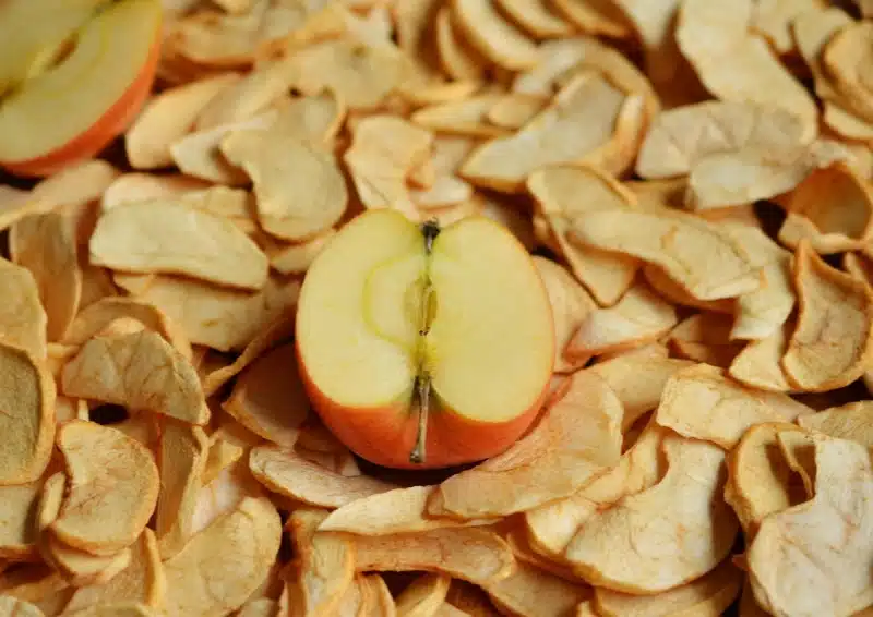 Apfelstücke, Birnen und Beeren im Früchtetee Apfeltraum Apfelgarten®