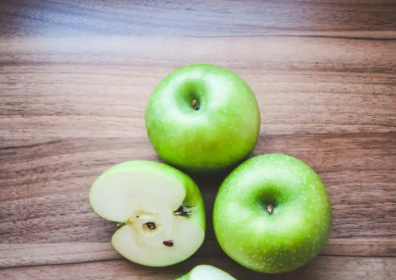 Grüne Apfelstücke im Früchtetee Apfeltraum® Apfelgarten