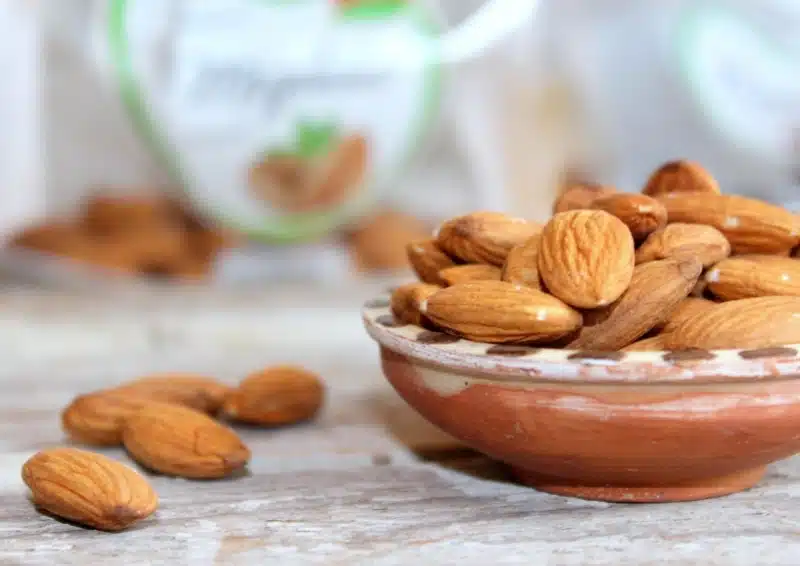 Frische Mandeln sind im Früchtetee Amaretto