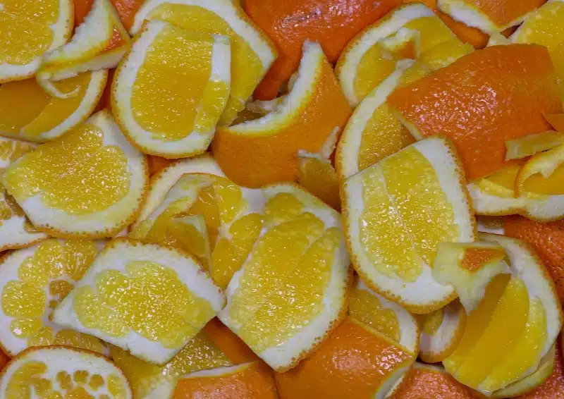 Viele fruchtige Orangenstücks sind im Früchtetee Winterabend