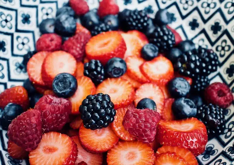 Frische Brombeeren, Himbeeren und Erdbeeren im Früchtetee Beerenmix