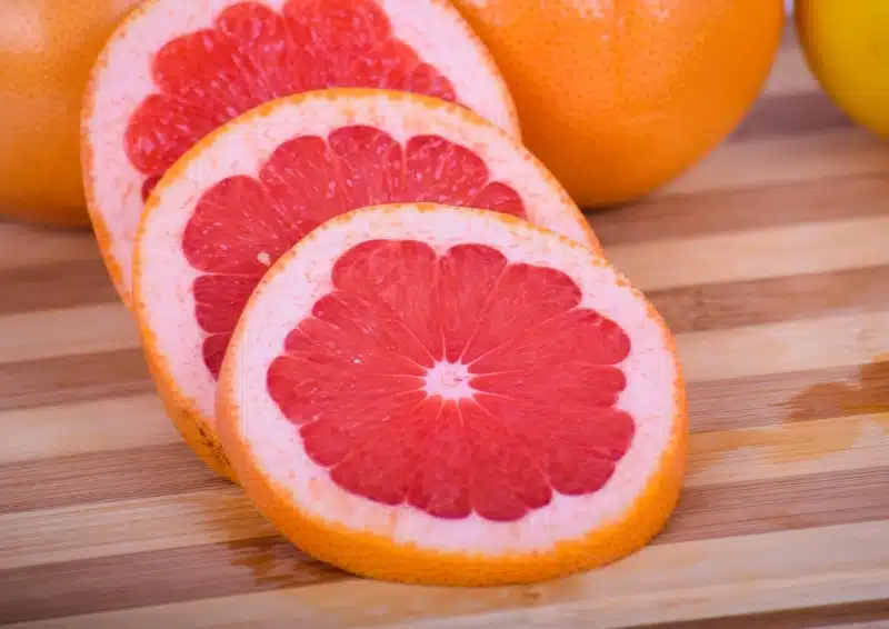 Kräutertee Bambustee Pink Grapefruit ist mit pinkfarbener Grapefruit gemacht