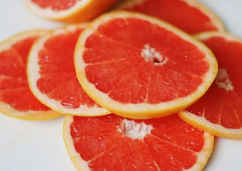 Weißer Tee Baliblume mit saftigen, roten Grapefruitstücken