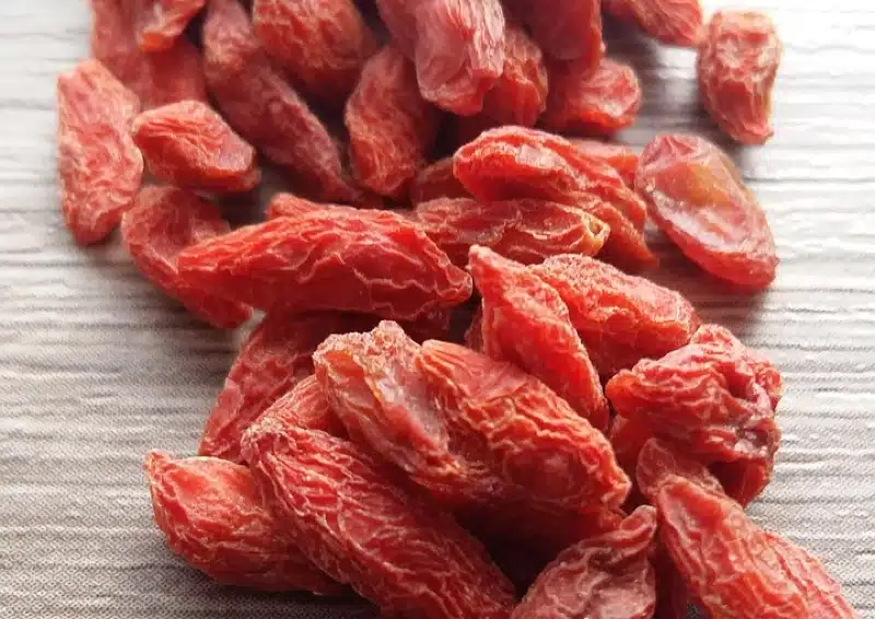 Kleine rote Gojibeeren im Früchtetee Goji Beerchen