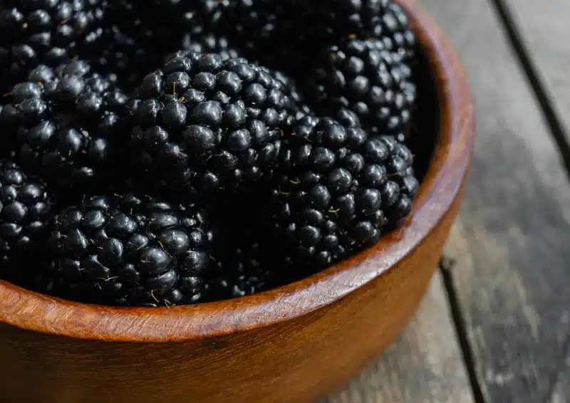 Dunkle Brombeeren geben den Ton an im Früchtetee Brombeer Lakritz