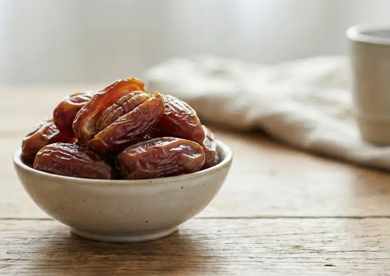Weiche Datteln in einer Schüssel für Früchtetee Dattelstern 