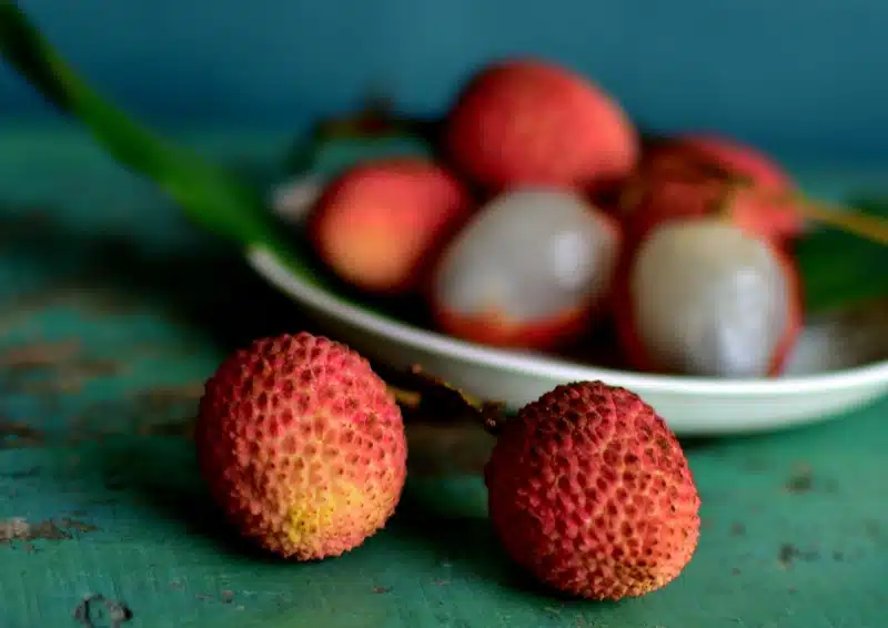 Frische Lychees sind in der Teesorte Früchtetee Früchtesalsa