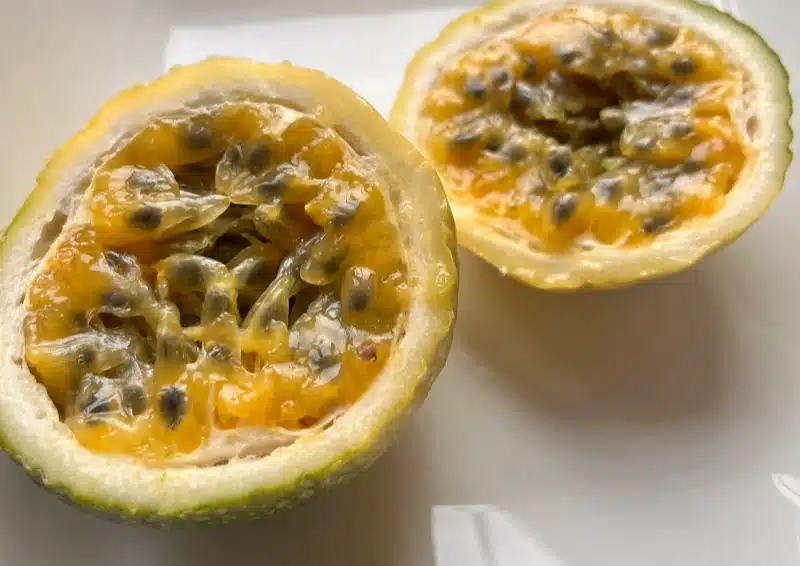 Frische, saftige Maracuja sind in der Teesorte Früchtetee Glühwürmchen