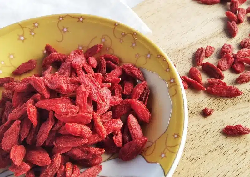 Frische kleine Gojibeeren für den Früchtetee Gojibeere