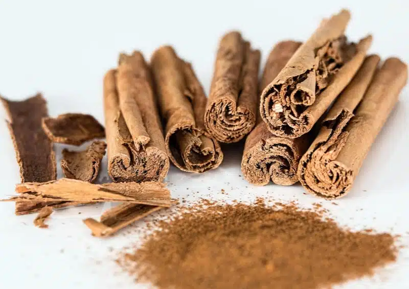 Zimt und Zimstangen für die Teesorte Früchtetee Knusperflocke