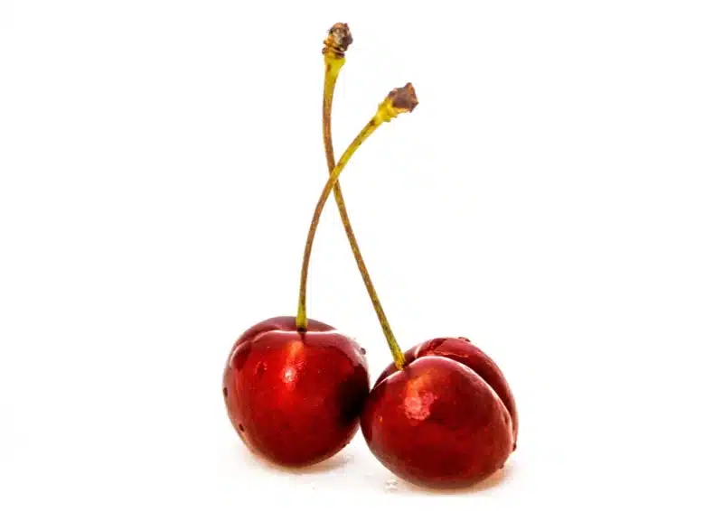 Kirschen, rot am Stil sind in der Teesorte Früchtetee Beerentraum