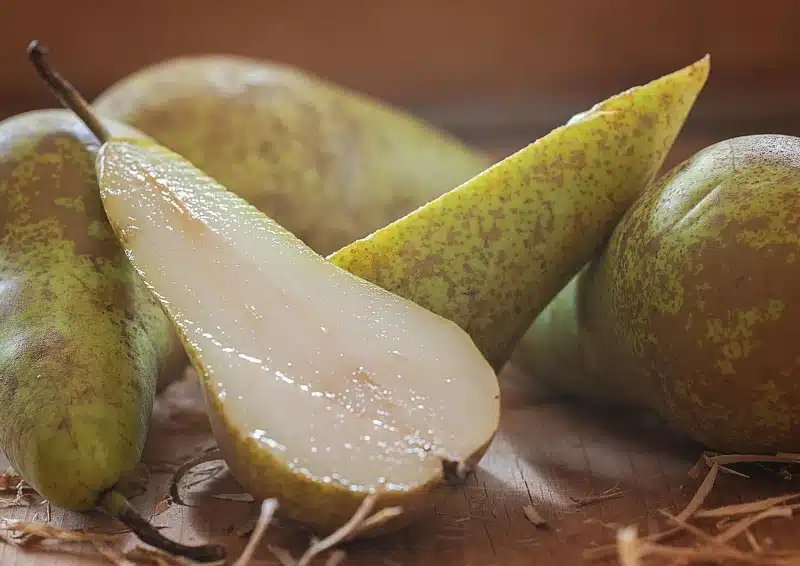Saftige, geschnittene Birnen im Früchtetee Birne Brombeer Marzipan