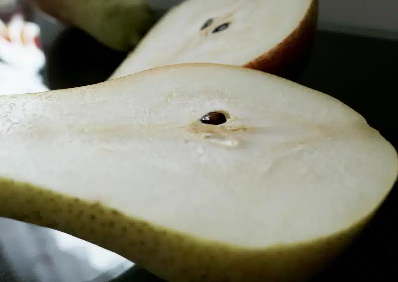 Aufgeschnittene Birnen sind in der Teesorte Früchtetee Birne Helene