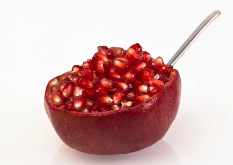 Edler, fruchtiger Granatapfel dominiert den Geschmack im Früchtetee Blauer Granatapfel