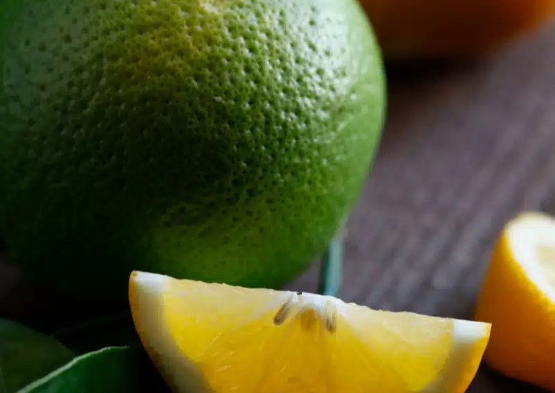 Frische Zitronen und Limetten im Früchtetee Citrustraum