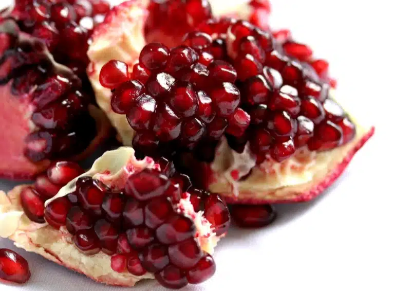 Frischer granatapfel für den Früchtetee Königin von Saba