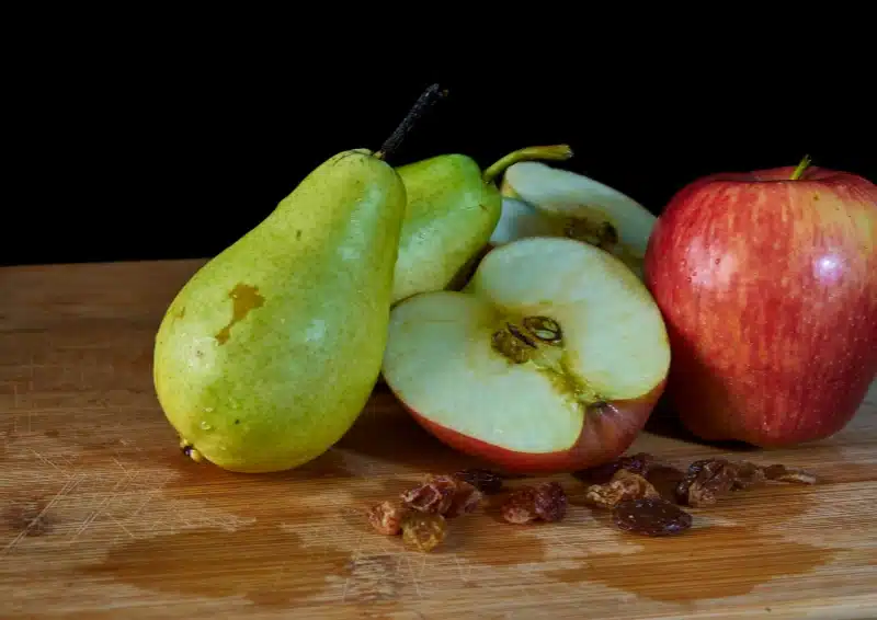 Frische Birnen und Äpfel sind im Früchtetee MuTiger