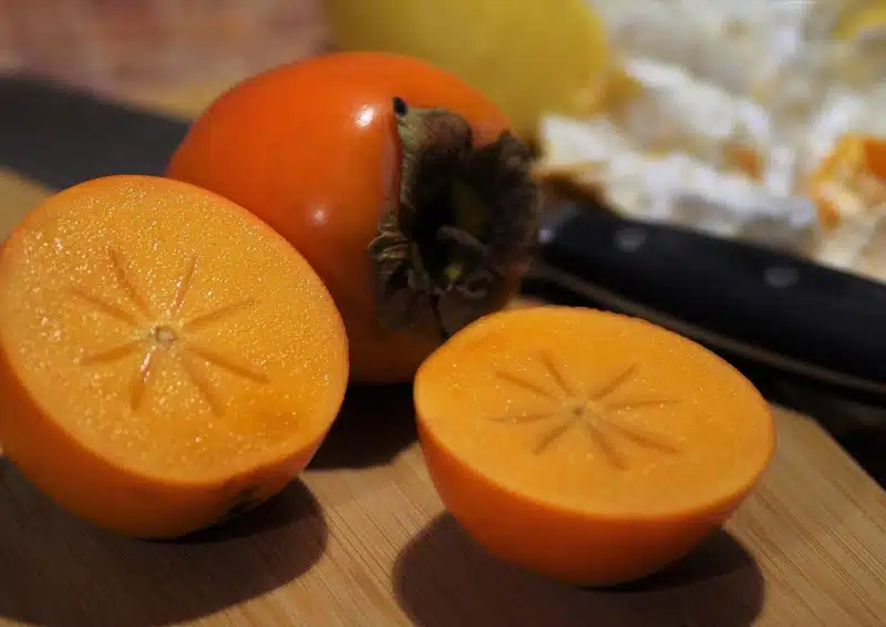 Frische Persimone, auch Kaki genannt, für Früchtetee Persimone Pfirsich