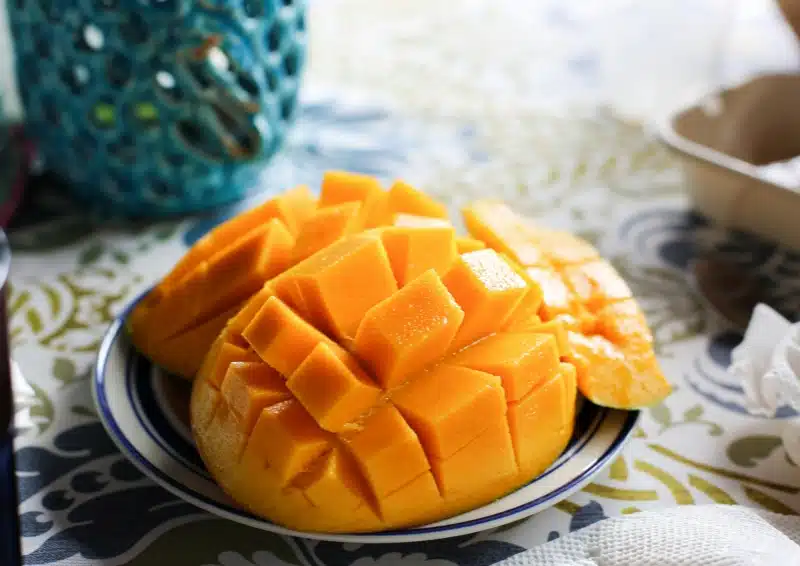 Frische Mangostücke geben den Geschmack im Früchtetee Süße Mango