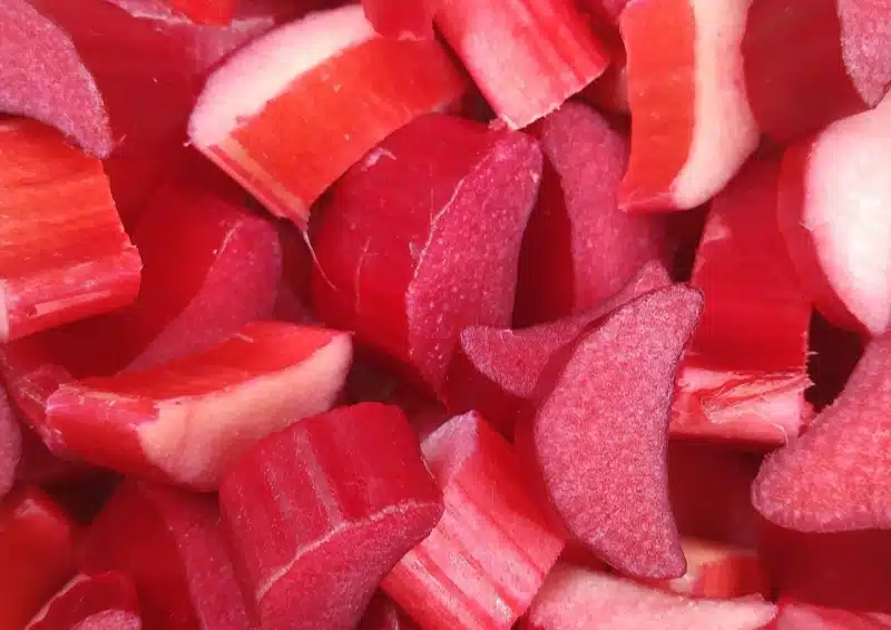 Frische kleingeschnittene Rhabarberstücke für Früchtetee Süße Rhabarberlimo