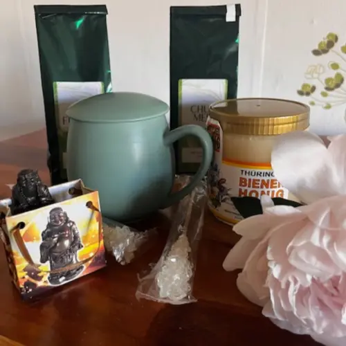 Grün Tee Geschenkset mit Tasse, Honig, Kandisstick und einem Glücksbuddha