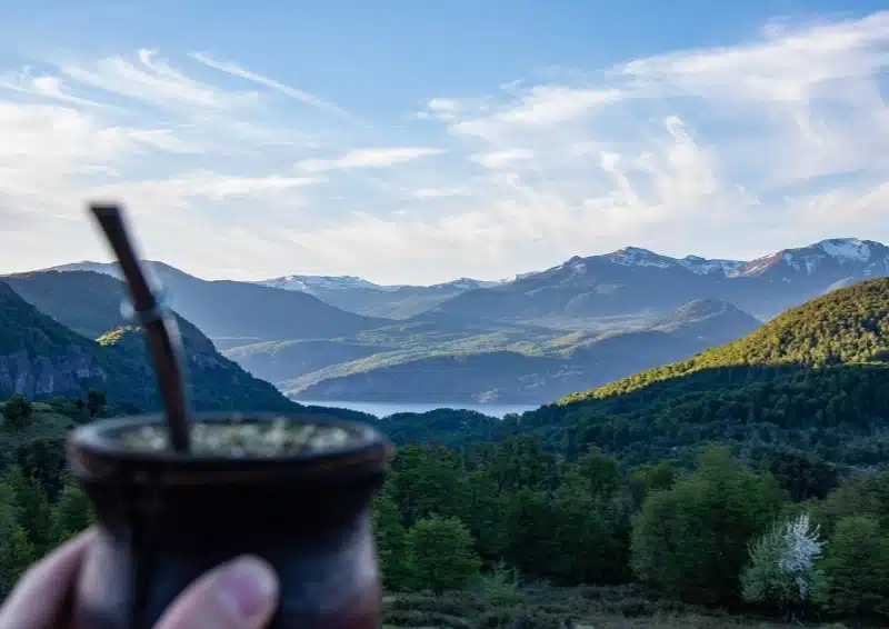 Guampa mit Mate Tee vor den Anden bei Sonnenuntergang