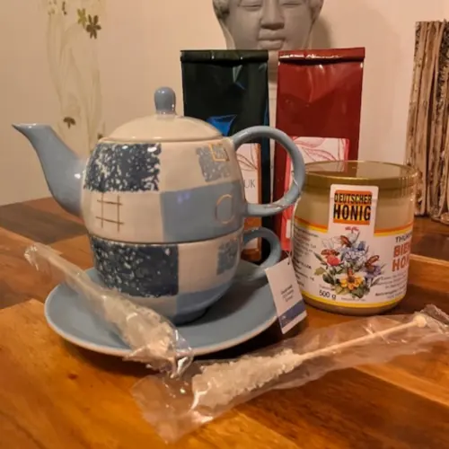 Tee Geschenkset mit Honig und Tees, Kandisstick und Tea for One Set