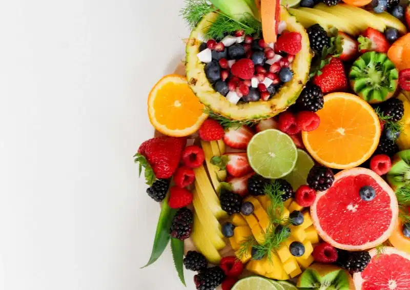 Früchte im Tee buntes Obst Alllerlei