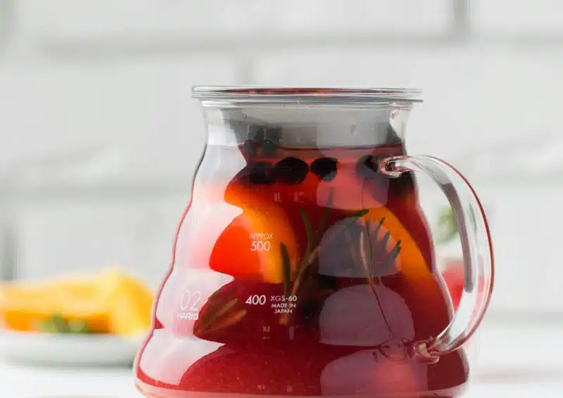 Eine Teetasse voller Früchtetee Glühweinmischung Weihnachtsmarkt Tee