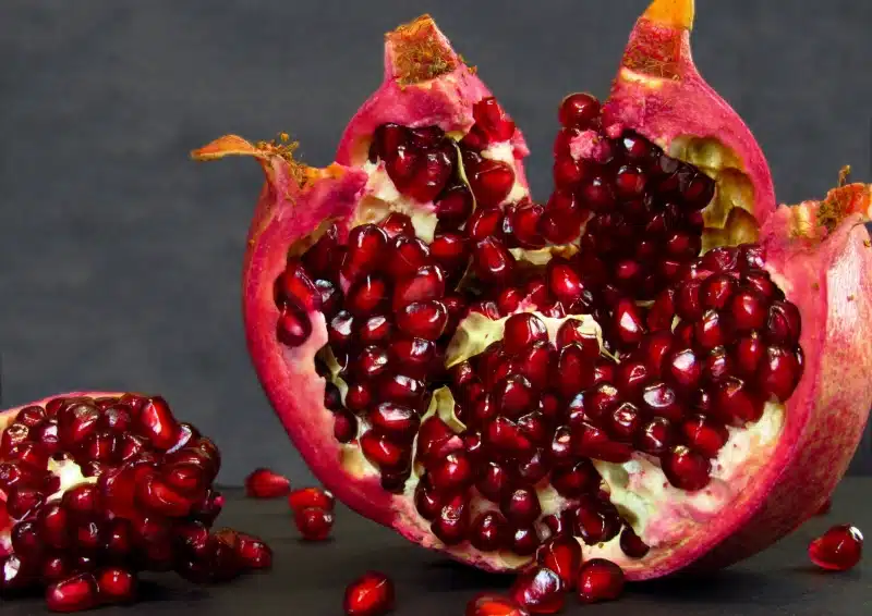Frische Granatapfelkerne sind im Früchtetee Granatapfel Himbeer