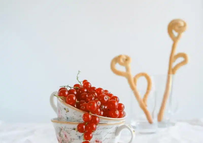 Feine rote Johannisbeeren amgerichtet für Früchtetee Herzlichen Glückwunsch
