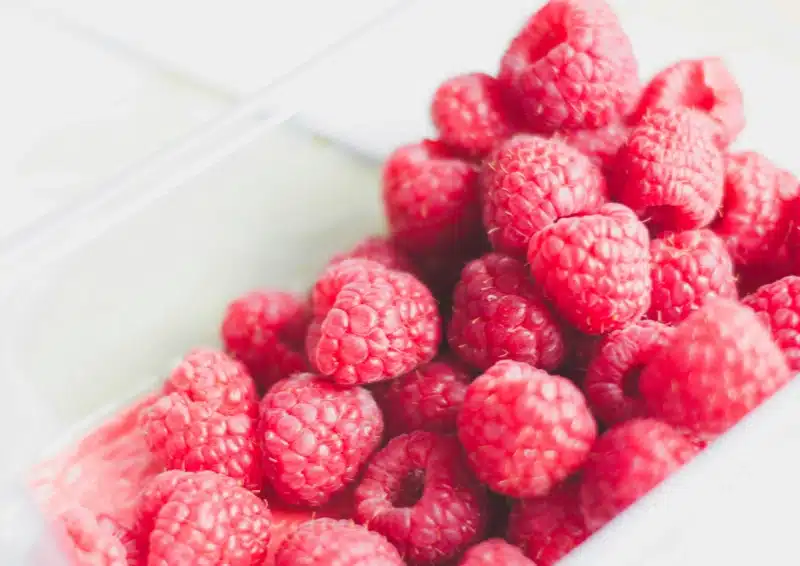 Frische Himbeeren sind im Früchtetee Himmelbeere vermischt