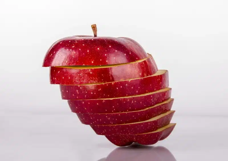 Geschnittener Apfel ist im Früchtetee Kinder und Seniorentee