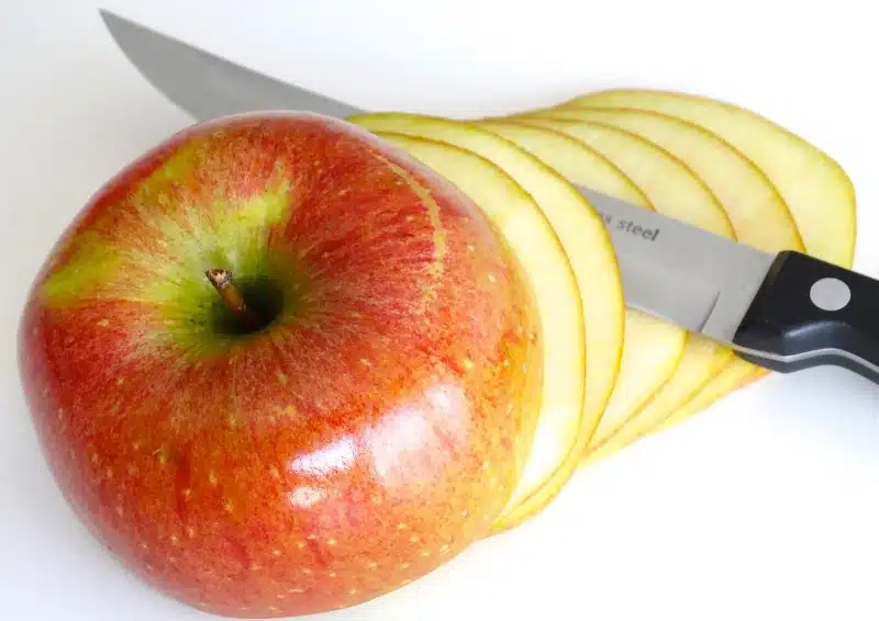 Geschnittener Apfel ist im Früchtetee Merlins Zaubertrank