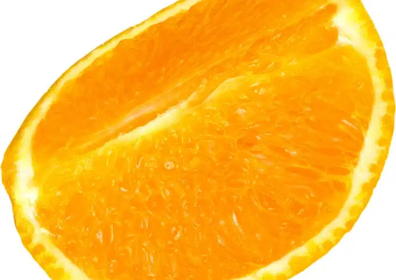 Frisch aufgeschnittene Orange die den Ton angibt im Früchtetee Orange Pfeffer
