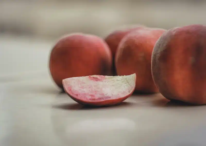 Frische Pfirsiche sind in der Teesorte Früchtetee Pfirsichtraum