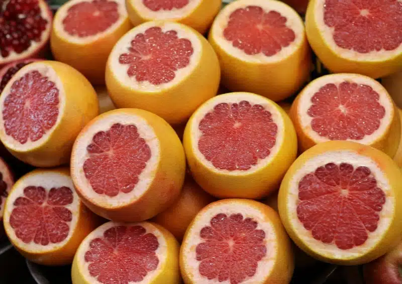 Frische saftige Blutorangen im Früchtetee Blutorange