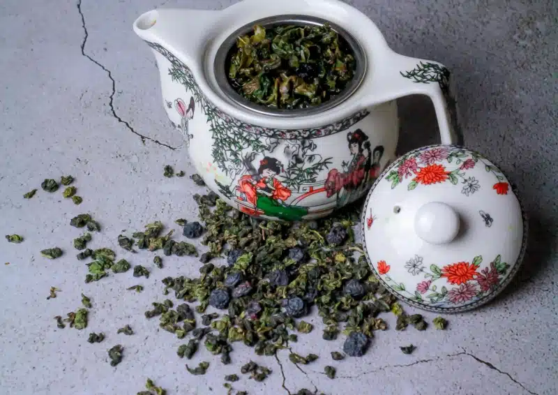 Oolong Four Seasons in einer weißen Teekanne