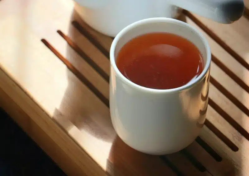 Tasse mit hellbraunem Oolong Nepal Jun Chiyabari