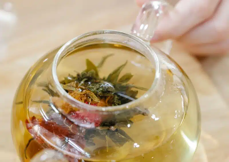 Blooming Tea Amy Pink aufgegossen in der Kanne
