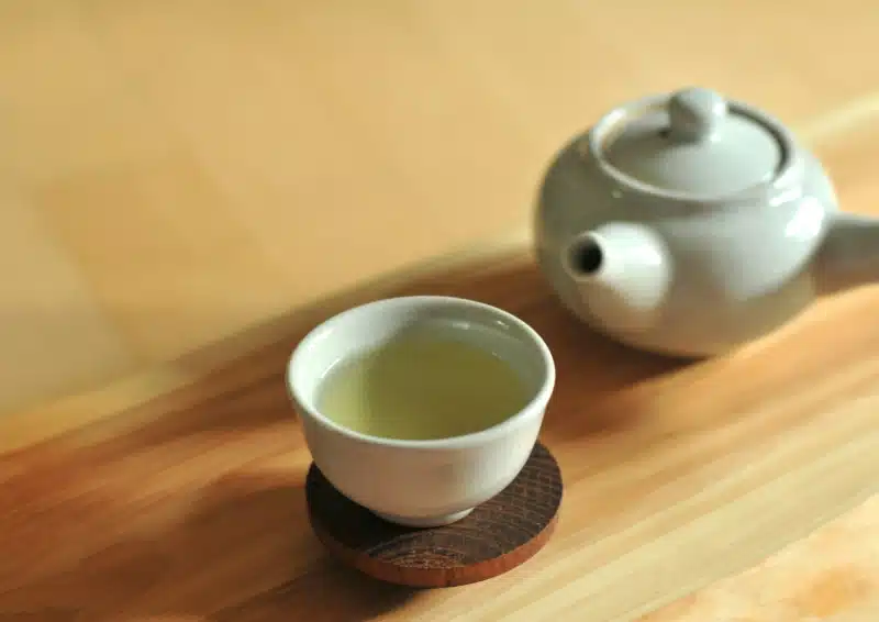 China White Jasmin Pearls Teekanne und Teeschale mit Tee